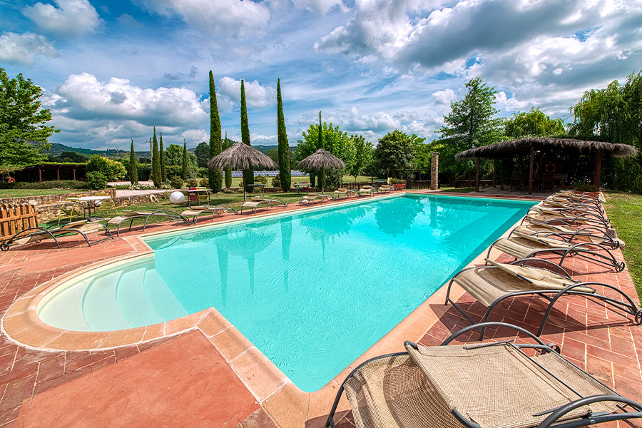 Ampia Piscina della villa in toscana